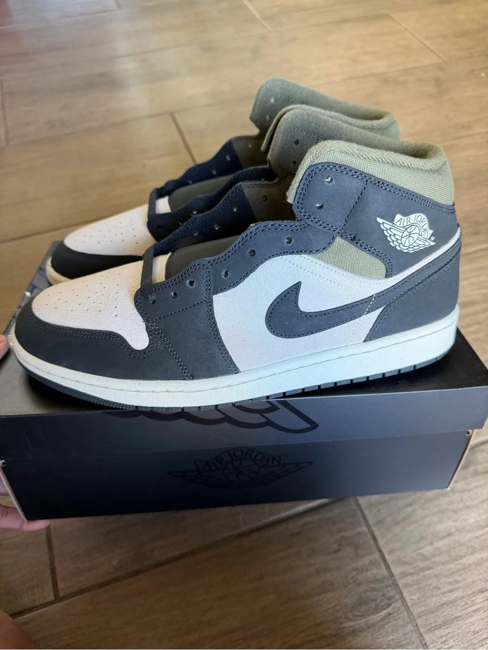 Air Jordan 1 Mid SE